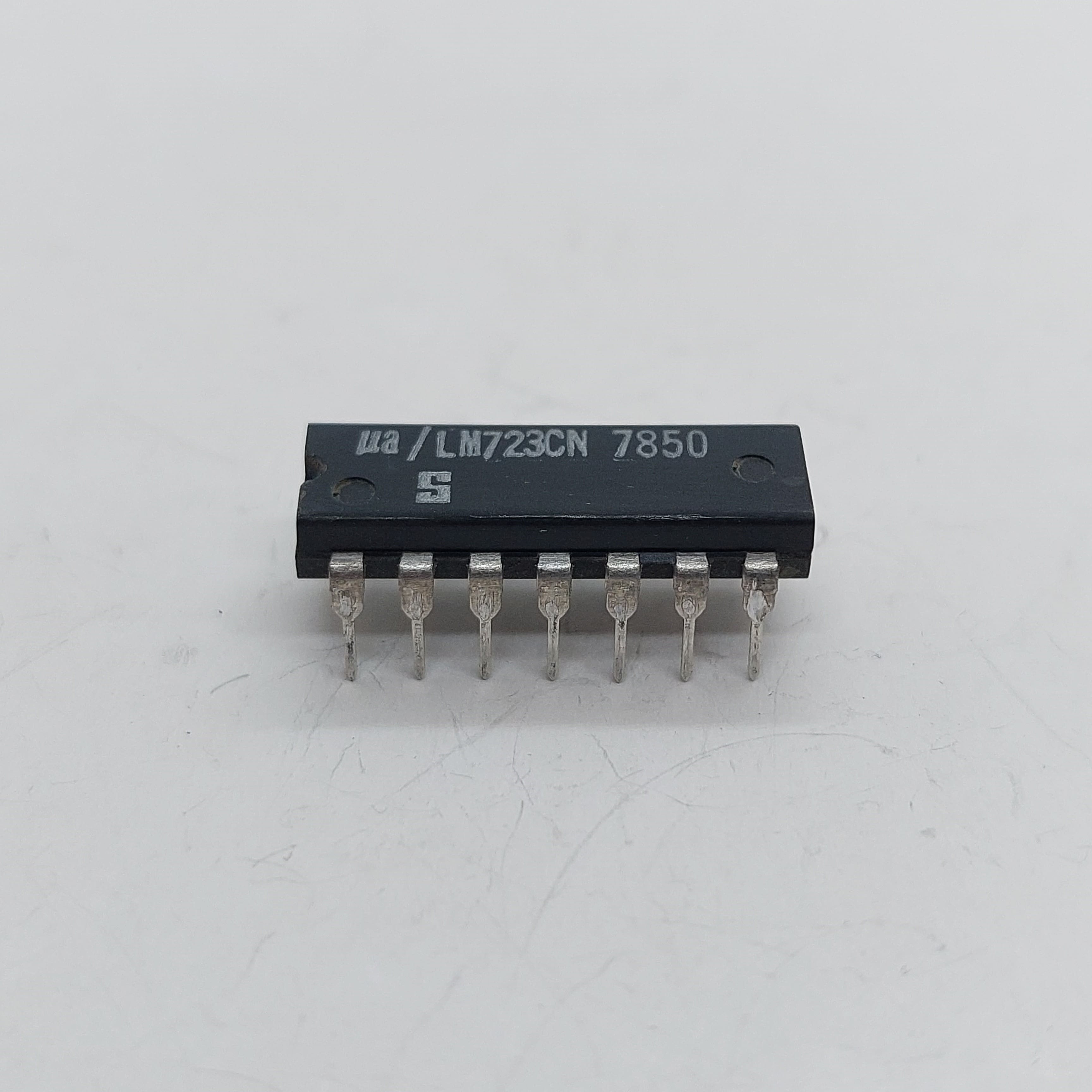 LM723CN INTEGRATED CIRCUIT SIGNETICS 1PIECE NEW