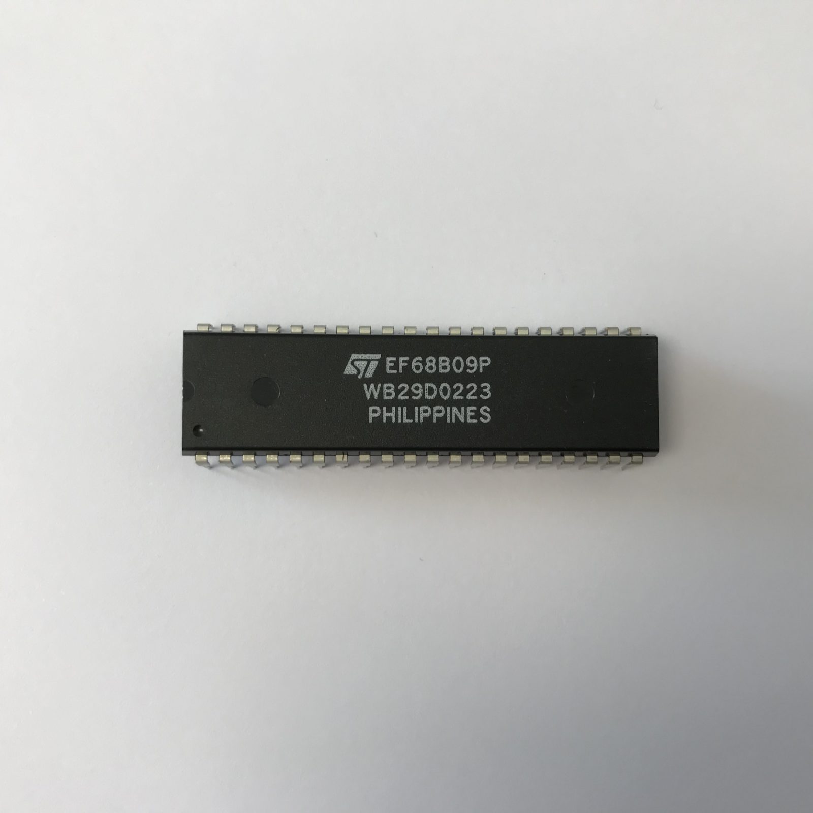 EF68B09P STM DIP 40 8-BIT INTEGRATED CIRCUIT x1PC